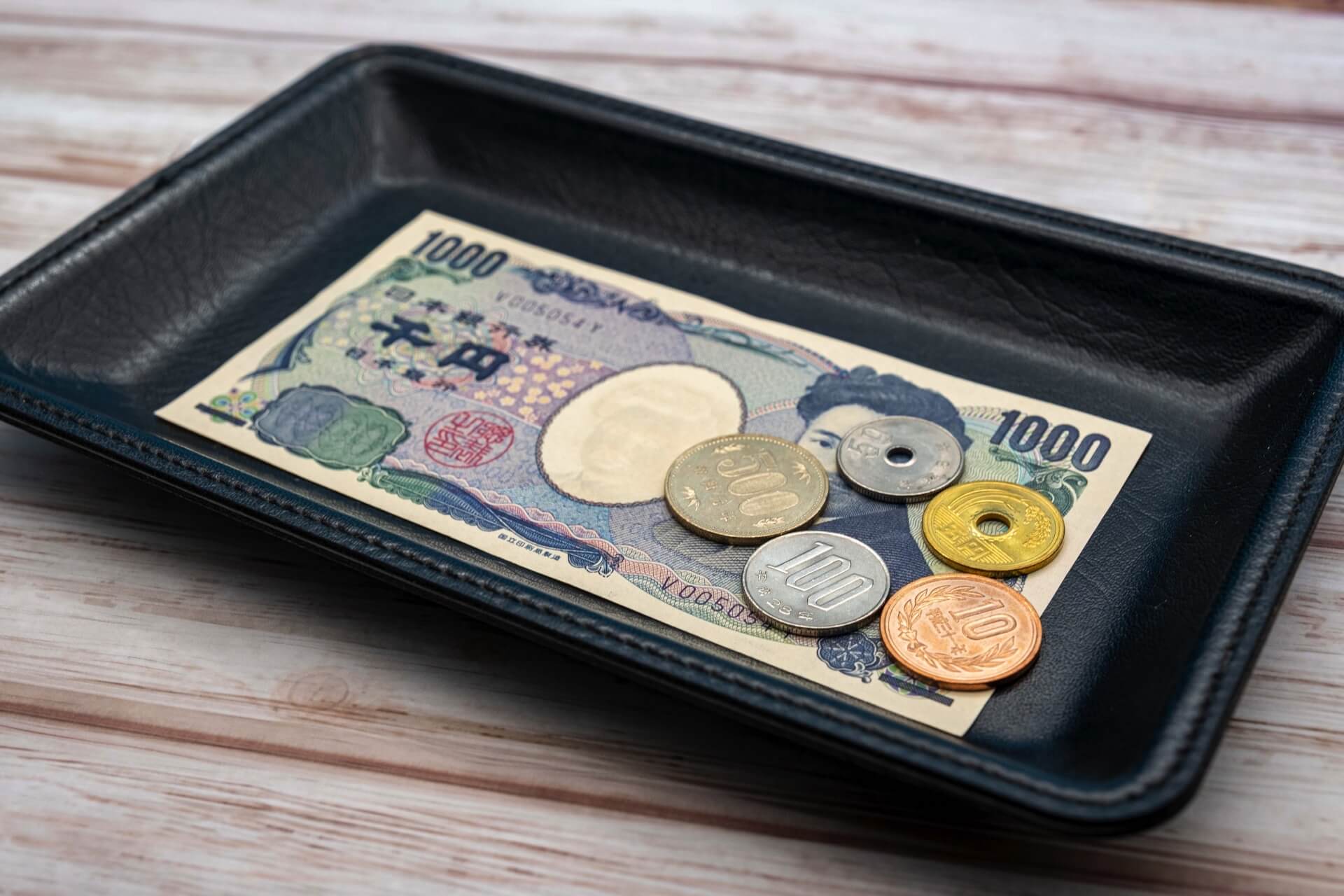 タクシーが用意しているお釣りはいくら？チップが支払われるタイミングも解説 | DRIVER FIRST